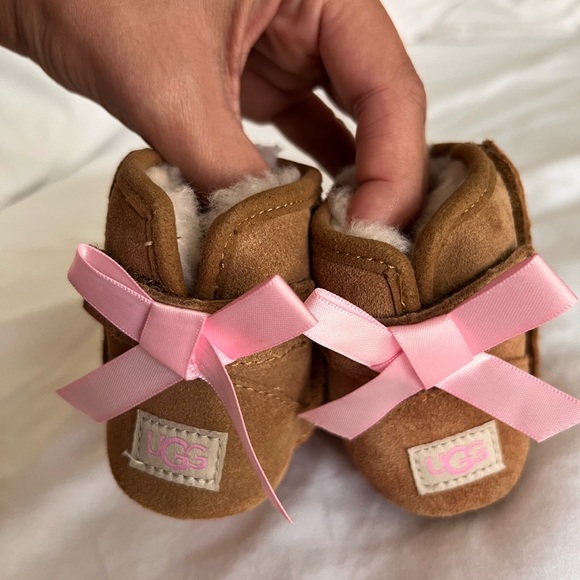 Baby girl UGG boots size 2/3 in very good used condition - Picture 1 of 4
